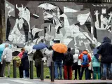 Turistas observan el cuadro Gernika de Pablo Picasso en la localidad vizcaína de Gernika.