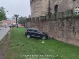 Un coche se estrella contra la Muralla de la Macarena.