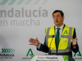 Juanma Moreno ha visitado las obras del Hospital Cartuja Macarena.