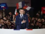 El presidente de francia Emmanuel Macron comparece tras ganar sus segundas elecciones en 2022.