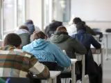 Varios alumnos de la Facultad de Ciencias económicas de la Universidad CEU San Pablo realizan un examen, a 10 de enero de 2022, en Madrid, (España).
