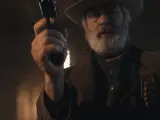 Alec Baldwin ensaya con la pistola que causó la muerte de Halyna Hutchins durante el rodaje de la película 'Rust', en una imagen de un vídeo hecho público por la oficina del 'sheriff' de Santa Fe (Nuevo México, EE UU).
