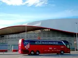 Imagen del autobús oficial del Atlético de Madrid junto al Wanda Metropolitano.