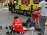 Asistencia al herido en Sevilla.