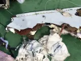 Algunas de las pertenencias de los pasajeros y partes de los restos del vuelo MS804 de EgyptAir.