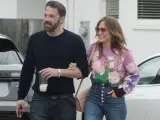 Ben Affleck y Jennifer López paseando en Los Ángeles.