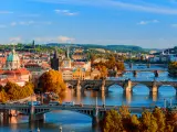 Vista de Praga y sus puentes sobre el r&iacute;o Moldava.