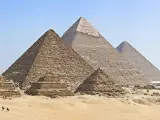 Las pirámides de Guiza son la única maravilla del mundo antiguo que aún podemos ver con nuestros propios ojos. La primera de ellas fue creada aproximadamente en el año 2570 a. C.