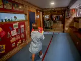 Un niño camina con libros por el hall del colegio Virgen de Europa durante el primer día de clase del curso 2021-22, a 6 de septiembre de 2021, en Boadilla del Monte, Madrid (España).