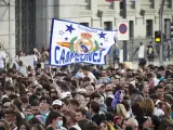 Miles de aficionados del Real Madrid se han congregado en las inmediaciones de la Cibeles para celebrar junto a su equipo el título de Liga.