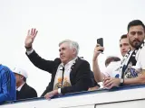El entrenador del Real Madrid, Carlo Ancelotti, saluda a la afici&oacute;n en la llegada del autob&uacute;s a Cibeles para festejar LaLiga.