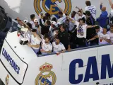 Los jugadores del Real Madrid celebran con la afición el título de Liga en Cibeles.