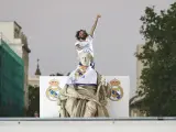 El capitán del Real Madrid, Marcelo, celebra junto a la afición el título de Liga tras colocarle a la diosa Cibeles la insignia madridista.