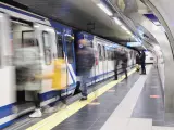Varias personas entran en un vagón del Metro de Madrid, en una imagen de archivo.