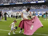 El central del Real Madrid, Nacho Fernández, celebra el campeonato de Liga en el Santiago Bernabéu.