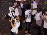 Nacho levanta la copa de LaLiga durante la vuelta de honor del Real Madrid en Cibeles.