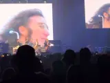 Paul McCartney, actuando en Spokane con un vídeo de John Lennon de fondo.