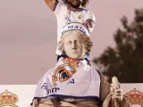 Marcelo coloca la bufanda del Real Madrid en la Cibeles.