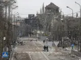 Daños por los bombardeos en la avenida Mira, en el centro de Mariúpol, Ucrania, el 12 de abril de 2022.