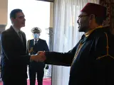 El presidente del Gobierno, Pedro Sánchez, saluda al rey de Marruecos, Mohamed VI, en una imagen de archivo.