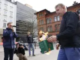 El ultraderechista sueco Rasmus Paludan quema un ejemplar del Corán, este domingo.