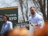 El presidente nacional de Vox, Santiago Abascal, y la candidata de Vox en Andalucía, Macarena Olona, en el acto celebrado en Cádiz por su partido con motivo del 1 de Mayo.