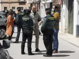 El alcalde de Tarancón, José López Carrizo, junto a agentes de la Guardia Civil en el lugar de los hechos.