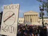 Activistas en defensa del derecho al aborto se concentran frente al Tribunal Supremo, en Washington.