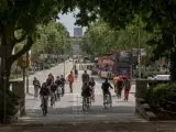 Bicis y patinetes cruzando el paso de cebra de la parte sur de la plaza, junto con los propios peatones.