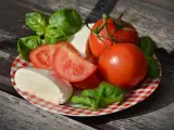 Una ensalada que combine, por ejemplo, tomate y lechuga es una opción muy sana y recomendable para por la noche. La digestión es rápida y no te dará problemas para conciliar el sueño.