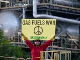 Activistas de Greenpeace escalan una central de gas en Málaga.