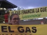 Activistas escalan la central de Naturgy en Málaga para denunciar que quema gas ruso