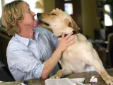 Owen Wilson con un perro en 'Una pareja de tres'