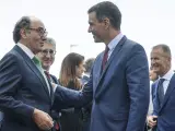 El president del Govern, Pedro Sánchez, saluda al president d'Iberdrola, Ignacio Sánchez Galán, durant la presentació del projecte de gigafactoria de bateries de Volkswagen, a 5 de maig de 2022, a Sagunt, València