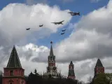 Un avión ruso repuesta en vuelo, sobre el Kremlin, duranta un ensayo del desfile de la victoria en Moscú (Rusia).