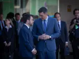 Aragonès (i) y el presidente del Gobierno, Pedro Sánchez (d), mantienen una conversación en la puerta del hotel W Barcelona
