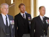 El Príncipe Harry, el Príncipe Andrés y el Príncipe Eduardo llegan a la Capilla de San Jorge en el Castillo de Windsor.