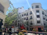 Aspecto en el que ha quedado el edificio de cuatro plantas ubicado en la calle General Pardiñas esquina con Ayala tras la explosión.