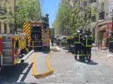 Bomberos de Madrid trabajando en el lugar de la explosión de un edificio en el barrio de Salamanca.