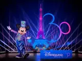 Mickey Mouse y la Torre Eiffel con los colores del 30 Aniversario de Disneyland Paris.