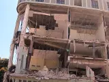 Destrozos en la fachada de la edificación tras una explosión en Hotel Saratoga, en la capital cubana.