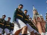 En el desfile por la Plaza Roja de Moscú participan tanto hombres como mujeres militares rusas.