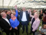 Mary Lou McDonald, John O'Dowd y Michelle O'Neill celebran su resultado en las elecciones de Irlanda del Norte.