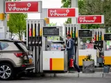 Varios conductores repostan sus coches en una gasolinera en Alemania.