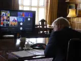 Boris Johnson atiende la reunión (virtual) del G7 con Volodimir Zelenski.