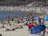 Las altas temperaturas en las Rías Bajas llenaron la playa de Samil en Vigo, el 8 de mayo de 2022.