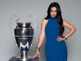 Camila Cabello posa junto al trofeo de la Champions League.