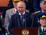 El presidente de Rusia, Vladimir Putin, pronuncia su discurso, durante el día de la victoria en la Plaza Roja de Moscú.