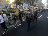 Policías controlando la jornada electoral en Filipinas.
