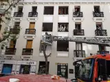 Bomberos de Madrid inspeccionando el edificio de General Pardiñas donde se produjo la explosión.